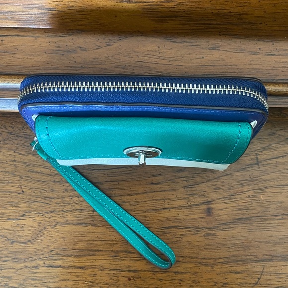 COACH Parker Color Block Leather
Universal Zip wristlet Wallet - Picture 6 of 10